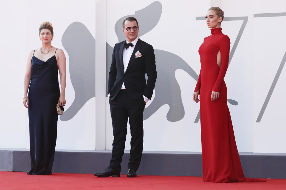 Mundruczó Kornél rendező és csapata #FreeSZFE pólóban érkeztek a velencei filmfesztiválra