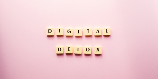 Túl sokat bámulod a képernyőt? Itt az idő egy digitális detoxra!