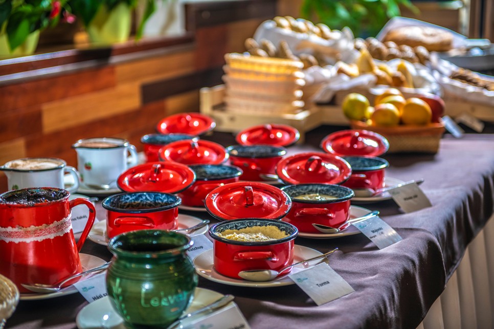 A hagymás vér, a pecsenye, a toroskáposzta mind-mind előkerülnek a nap folyamán