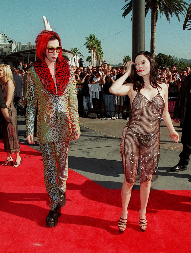 Rose McGowan, 1998, MTV Video Music Awards: Marilyn Manson akkori barátnője egy szinte teljesen meztelen, láncokból és finom hálóból álló ruhában jelent meg, ami elöl-hátul mindent megmutatott, csupán egy leopárdmintás tanga takarta az intim testrészt. A Bűbájos boszorkák sztárja később elárulta, hogy a ruha egyfajta szexuális tiltakozás volt a háttérben őt ért bántalmazások ellen.
