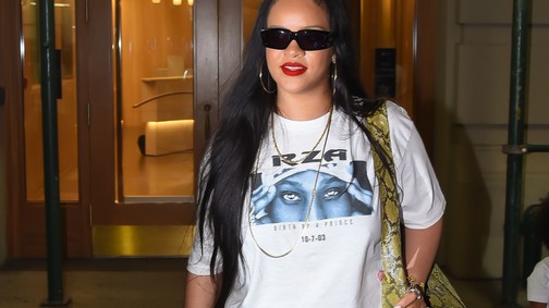 Rihanna 2023 legmegosztóbb csizmájában lépett utcára