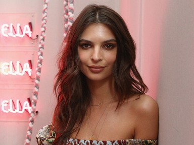 Á semmi, csak egy újabb topless szelfi Emily Ratajkowskitól