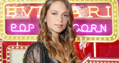 Úristen! Alicia Vikander olyan kockásra gyúrta a hasát, hogy izomlázad lesz egy hétig, ha megnézed