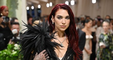 Dua Lipa meztelenruhája az égvilágon semmit nem takar, gyakorlatilag egy szál fehérneműben bulizott
