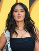 Rétegezés: A Salma Hayek-féle lágy rétegezés mozgást visz a hajba, elkerülve a lelapult, elnehezült hatást.