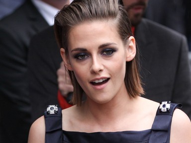 Kristen Stewart ledobta a ruháit