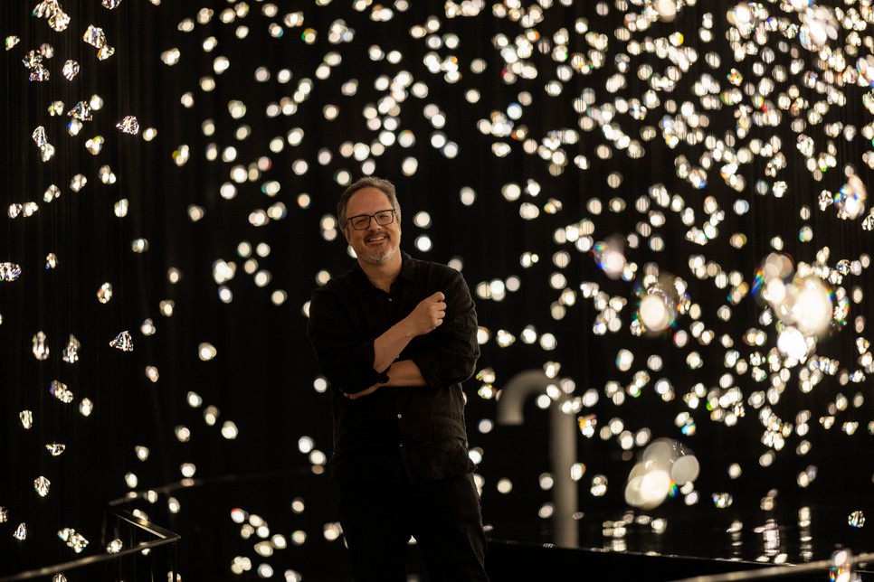 Rafael Lozano-Hemmer képzőművész alkotta a Swarovski Kristallwelten két új kamráját, így a szívdobbanásodat kristályba záró Pulse Voronoi-t