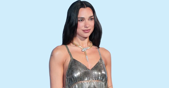 Dua Lipa leopárdmintás bikiniben élvezi a napsütést, elképesztő formában van az énekesnő