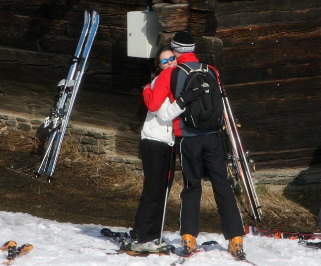 Az első nyilvános csók egy síelés alkalmával csattant el a szerelmesek között