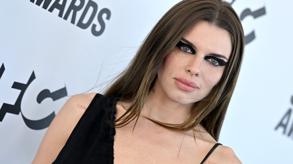 Julia Fox provokatív ruhában indult vacsorázni Párizsban