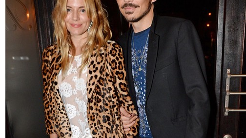 Sienna Miller karján tervezővel Kate Moss-t idézi