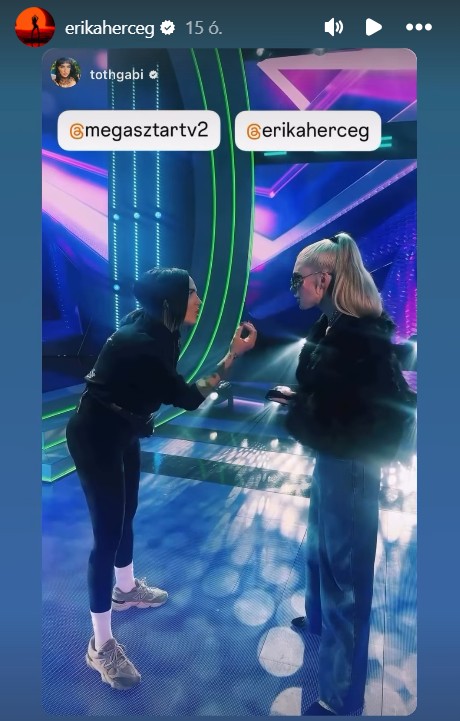 Tóth Gabi és Herceg Erika gesztikulálva magyaráz egymásnak