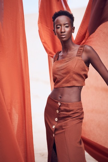 Szomáliából menekült, mára topmodell lett belőle Magyarországon - Rea Milla divatmodell egy csodás divatanyagban tündököl