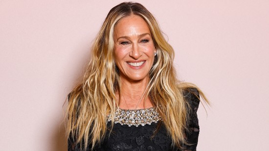 Sarah Jessica Parker bebizonyította, hogy egy pucérruha elegáns is lehet: álomszép darabban lépett a fotósok elé
