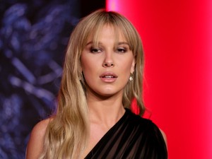 Millie Bobby Brown először posztolt fotót a kislányáról, az apukája tartja a kezében a csöppséget