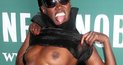 Cicivillantással ünnepelt a 67 éves legenda!