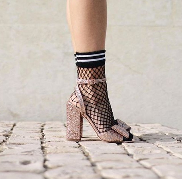 Cuki vagy ciki? Hódít a szandál-zokni trend!