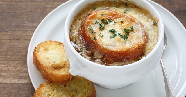 Egy nap Párizsban: készítsd el az igazi francia hagymalevest!