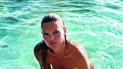 Kate Moss meztelen fürdőzése