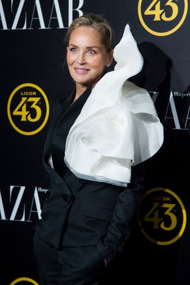 Sharon Stone vállán egy óriási fehér hattyú pihent, vagy inkább virág?