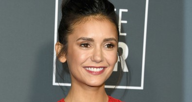 Mintha a Vámpírnaplókból lépett volna ki Nina Dobrev ebben a piros ruhában