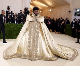  A MET gálás bevonulásán gigantikus palástot viselt