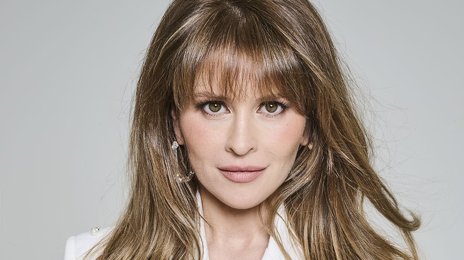 Király Linda digitális címlap – Gyöngyös blézer PINKO, Fülbevaló SWAROVSKI