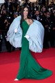 Demi Moore cannes-i filmfesztiválon viselt ruháira a „minél több, annál jobb” elve érvényes. A színésznő egy Pierpaolo Piccioli által tervezett Balenciaga-szettel búcsúzott Cannes-tól. A couture összeállítás egy zöld estélyiből, puffos, égszínkék boleróból és fehér kesztyűből állt.