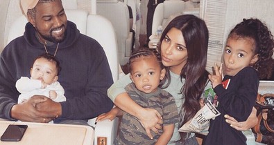 Kim Kardashian pancsoló gyerekei olyan édesek, hogy elolvadsz!