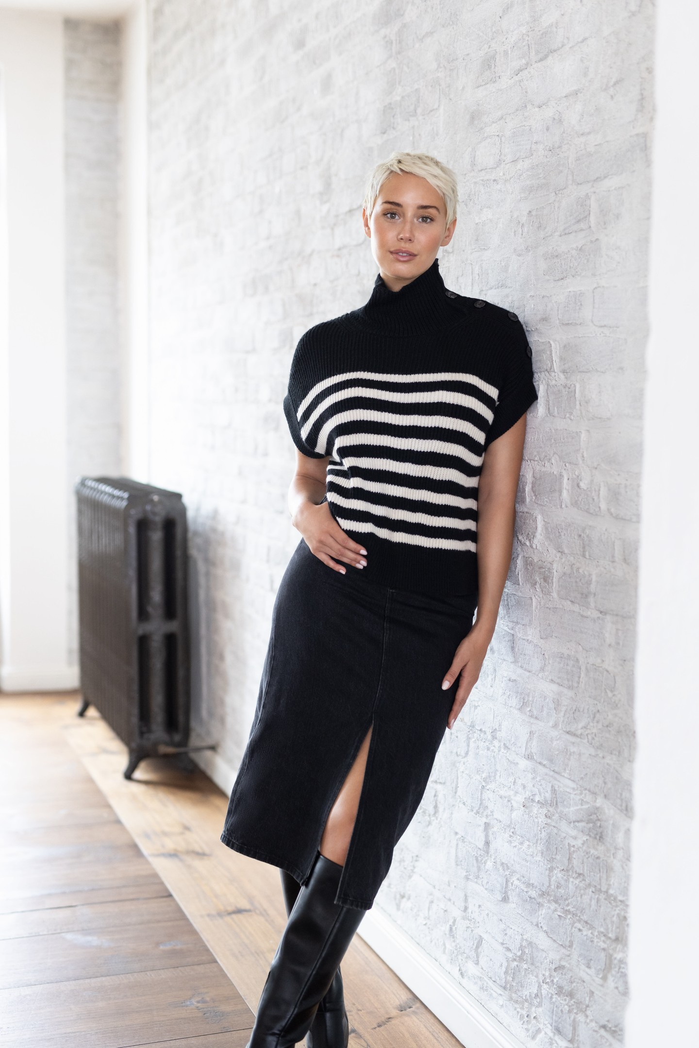 Pulóver: Accessories 9.495 Ft; Szoknya: Denim 10.995 Ft /Fotó: C&A