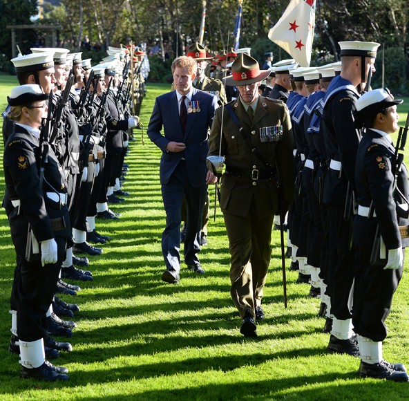 A díszsorfal kicsit feszélyezte Harryt.