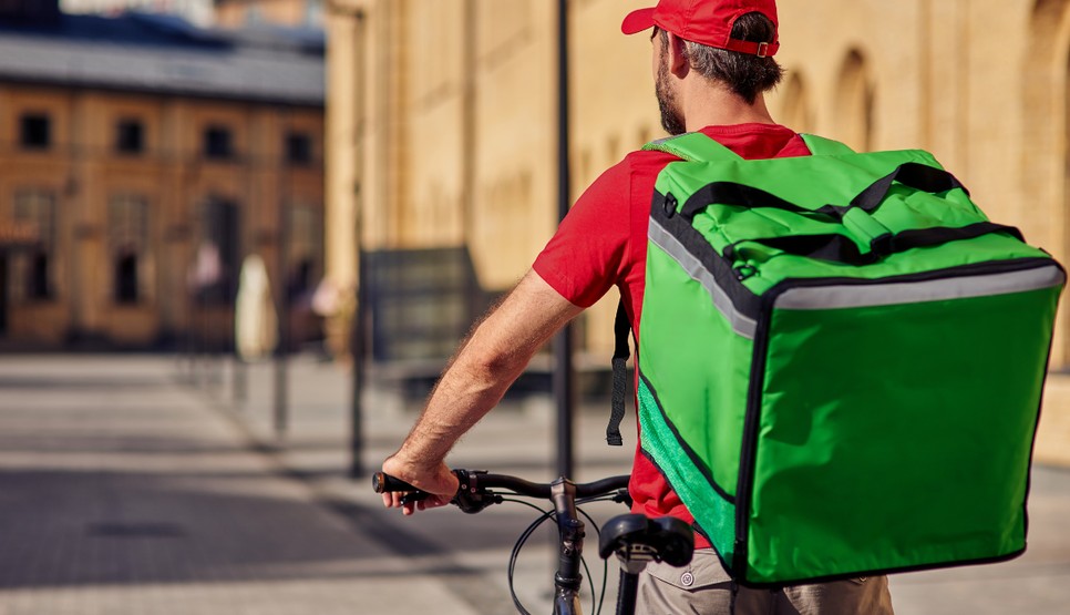 A Tourmix futárjai biciklivel vagy gyalog hozzák el neked a The Body Shop csomagodat