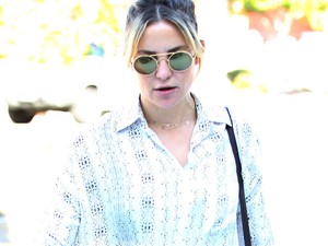 Nem felháborító? Kate Hudson novemberben is nyári ruhában