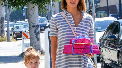 Jessica Alba a tökéletes hétvégi szettben