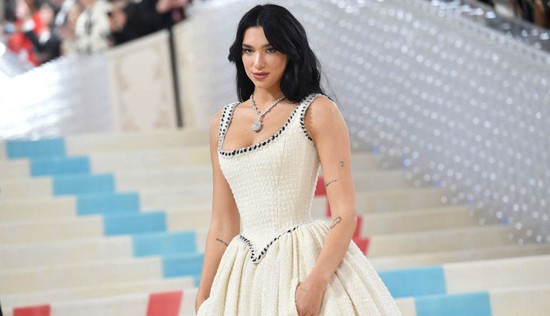 Dua Lipa Chanel-hercegnőként lépett a Met-gála fehér szőnyegére
