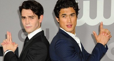 A Riverdale két fiú sztárja leopárdmintás kezeslábasban szexizett