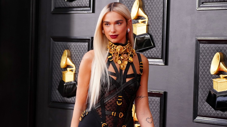 Dua Lipa vadító Versace szettben az idei Grammy-díjátadón
