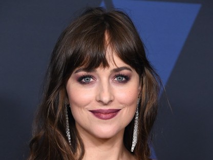Dakota Johnson ébenfekete hajától és új munkájától eláll a szavad