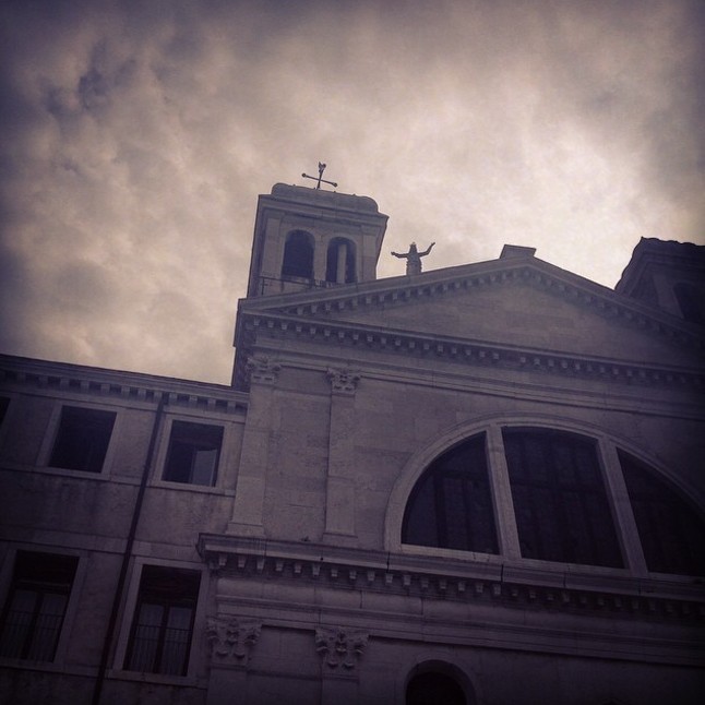 A The Bauers Hotel homlokzata a La Giudecca szigeten mesés! A szobor elhelyezése pedig teljesen rendkívüli. Ilyen dolgokat csak akkor látsz meg, ha tényleg fotóssá avanzsálsz a városnézés alatt.