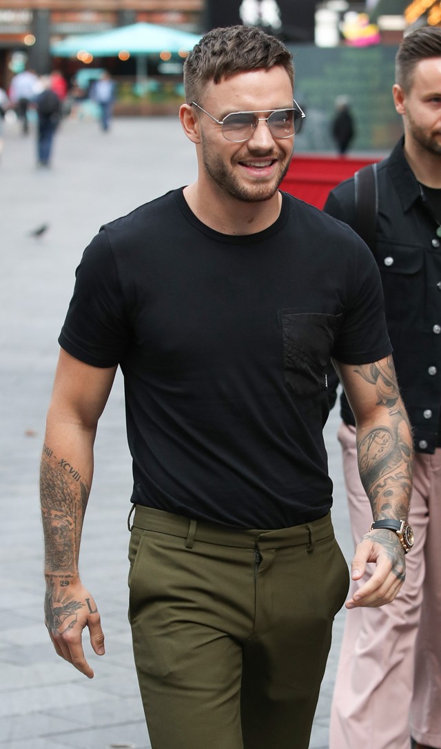 Liam Payne még egy ilyen egyszerű szettben is ijesztően szexi