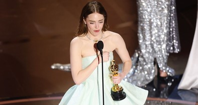 Hatalmas baki: Emma Stone ruhája eltört az Oscar-gálán