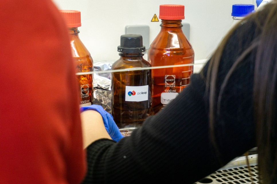 Két magyar nő találmánya vethet véget a műanyagok uralmának: Poliloop, a műanyaglebontó baktériumkoktél