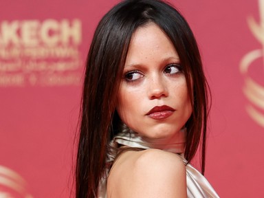 Jenna Ortega melltartó nélkül pózolt a vörös szőnyegen, bámulatos selyemruhájára még évekig emlékezni fogunk