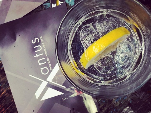 Ez a karszalag kimutatja, ha valamit belekevertek az italodba