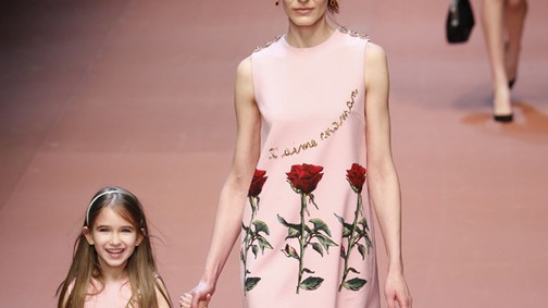 Éljenek az anyukák! Soha cukibb divatbemutató még nem volt!