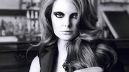 Egy bárban rosszalkodik Enikő