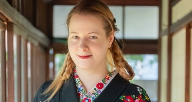 Kultúrák összevarrása – magyar hímzések japán kimonókon Pór Andrea kezei nyomán