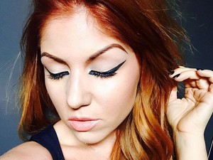 Tolvai Reni trendi körmei