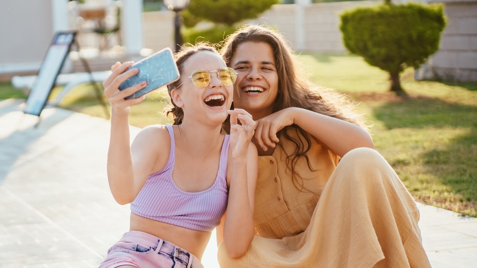 selfie-glamourMit tesz a közösségi média és az állandó digitális jelenlét az önképpel? Belegondolni is rossz, különösen, ha az érintett még tinédzser