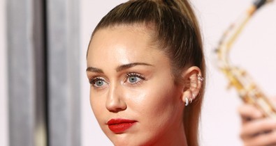 Micsoda? Miley Cyrus-t megcsalta a barátja?